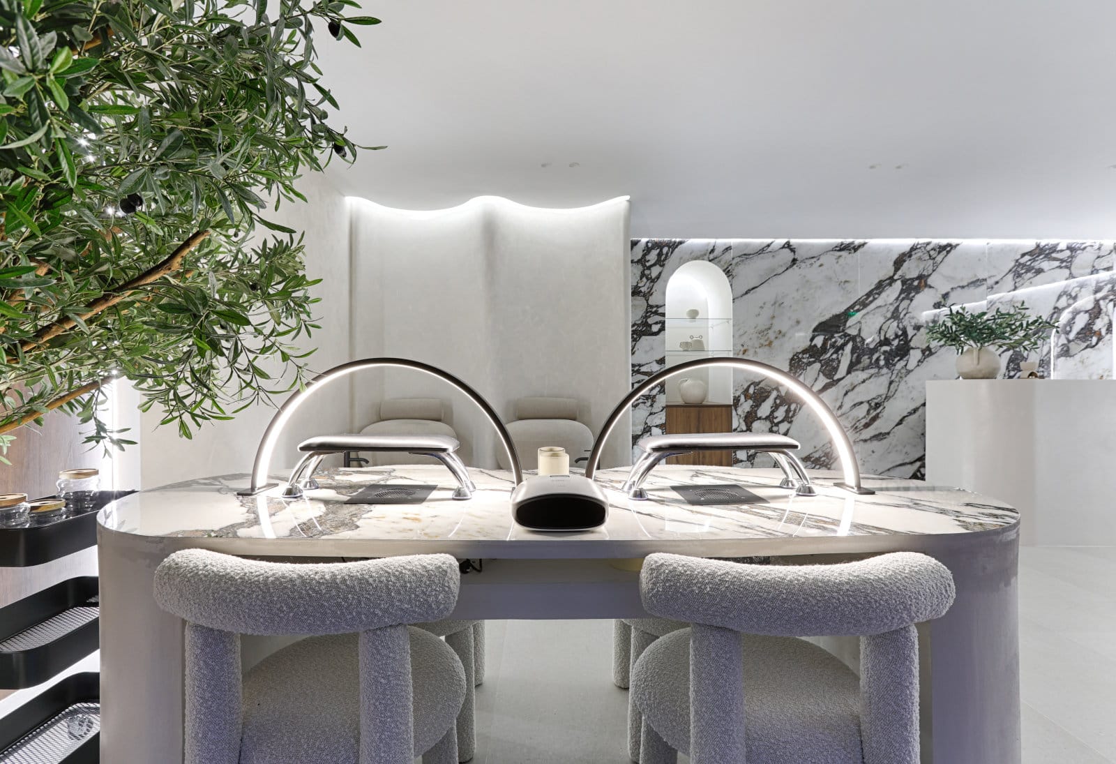 Salle d'accueil du spa Bain Foch Paris 16ème — marbre, mobilier design et oliviers