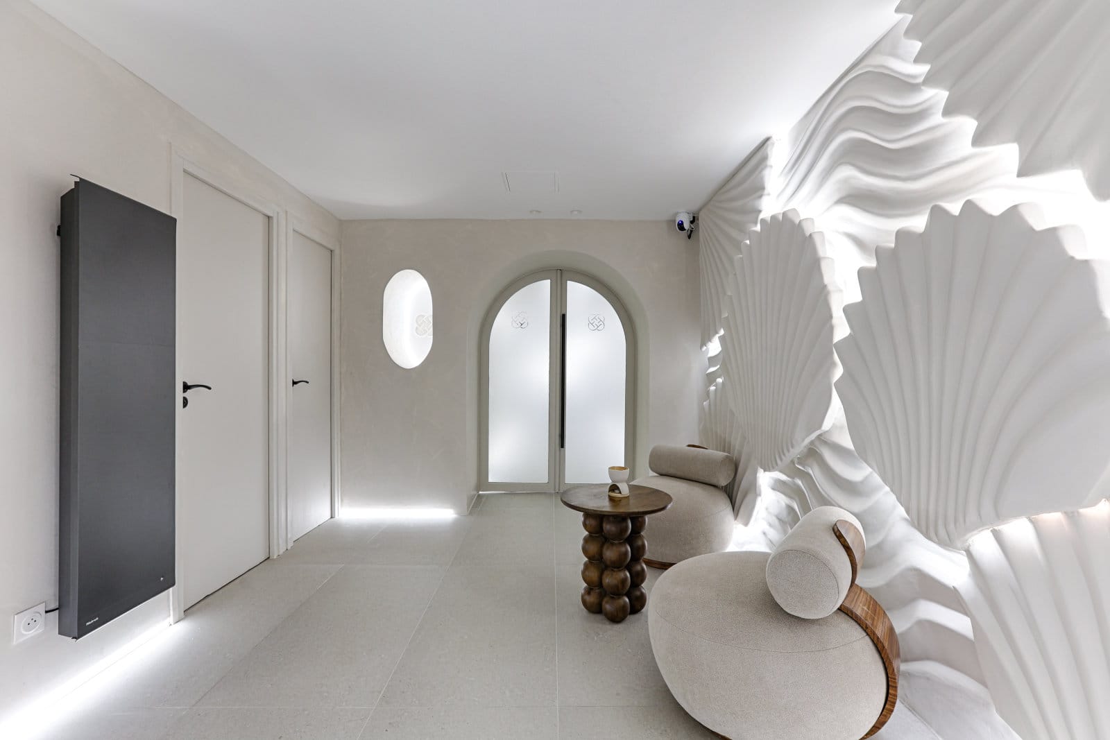 Salon Bain Foch — sculpture coquillage et mobilier design